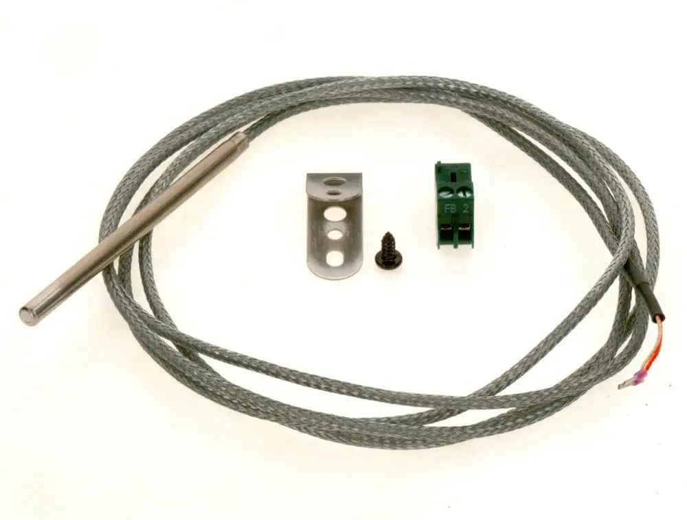 Temperaturfühler mit Metallsonde und grauem Kabel, inklusive Halterung und Anschlussklemme, hergestellt von Bosch, zur Messung von Abgastemperaturen in verschiedenen Anwendungen.